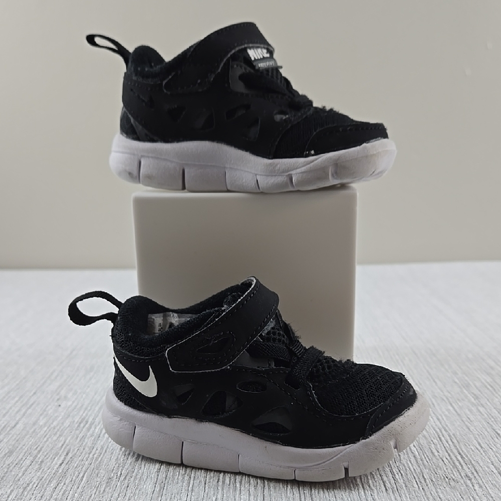Nike Black and White Sneakers with Ankle Support‎